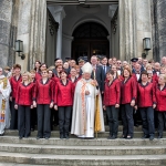 Gruppenbild mit dem Altbischof nach dem Festgottesdienst