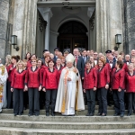 Gruppenbild mit dem Altbischof nach dem Festgottesdienst2